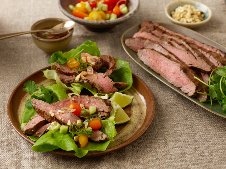 thai lettuce wraps with grilled beef steak